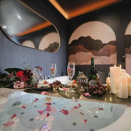 Mile Et Nuit Jacuzzi Privee Situe A 5 Min Du Centre De Place De Stationnement Possible
